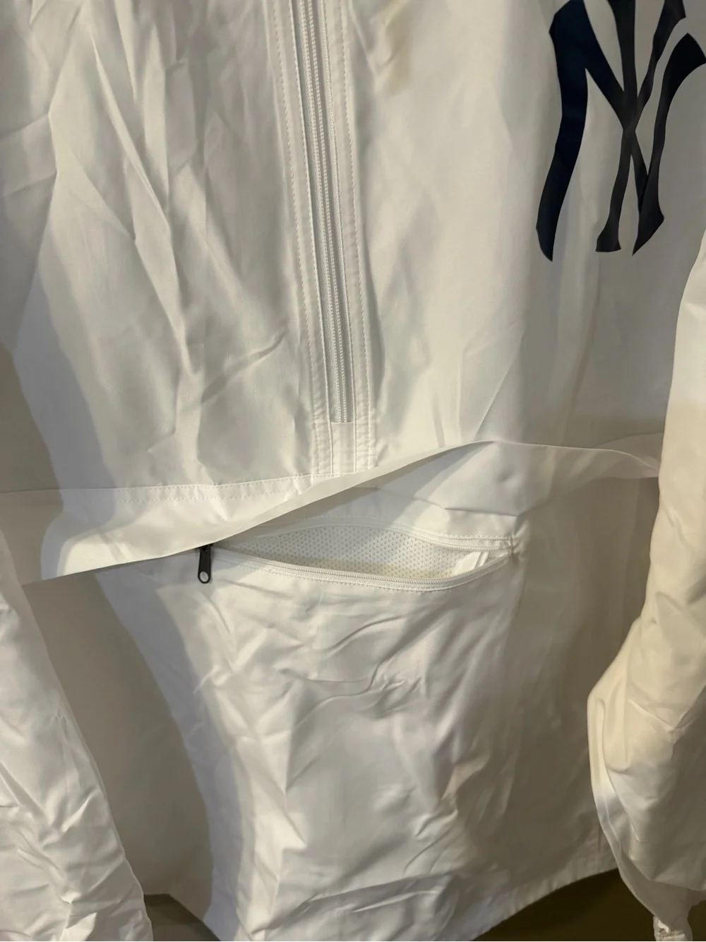 Men’s NWT Champion White Pullover Windbreaker with Navy New York YANKEES Logo